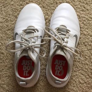 size 8 Nike athletic shoes